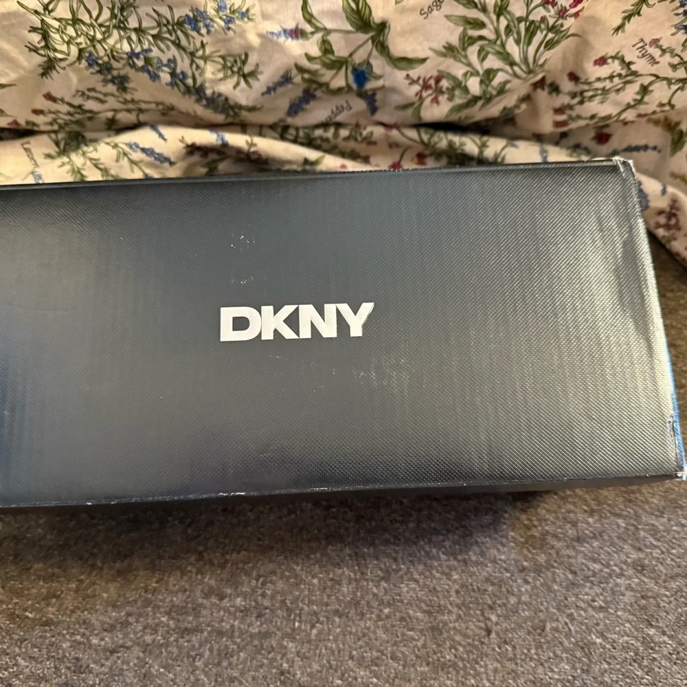 New DKNY Metallic Silver Block 2.5” Heel Sandals Trixie mid ankle size 8.5 - Picture 9 of 9